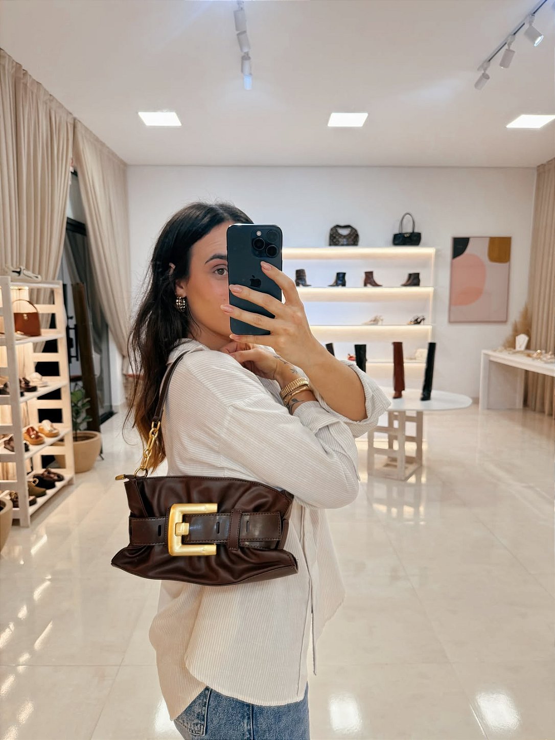 Bolsa Feminina Mel Café em uso