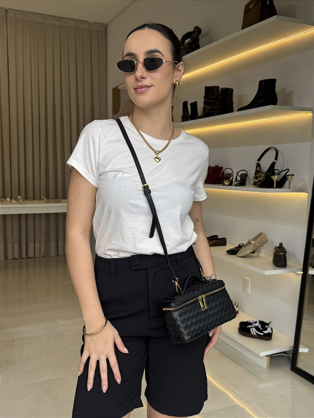 Bolsa Vanety Preta em uso