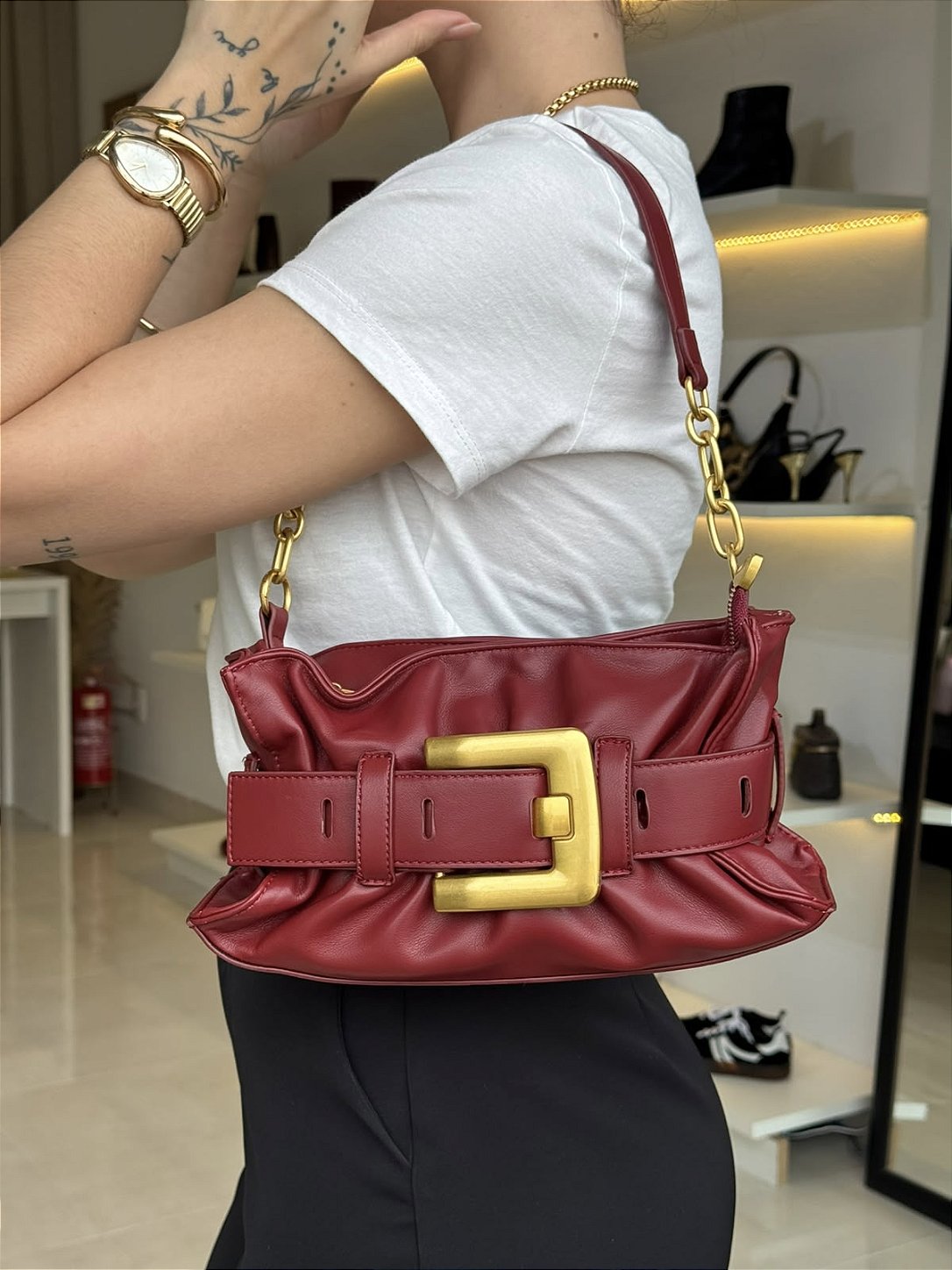 Bolsa Feminina Mel Marsala em uso