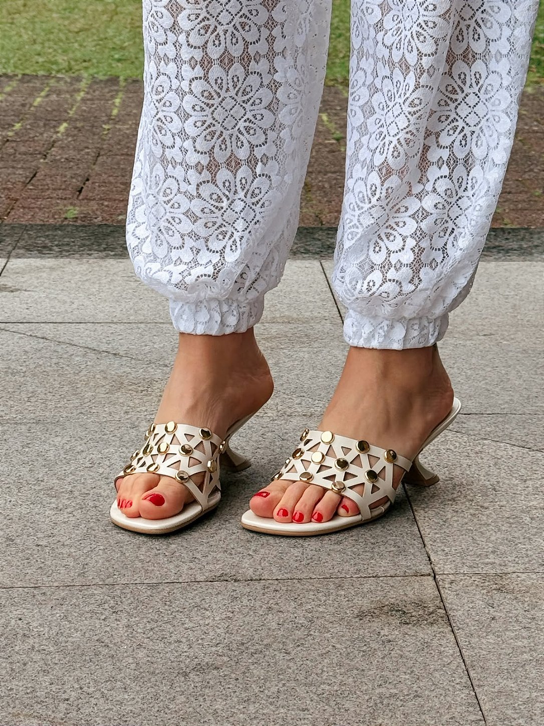 Detalhes do Tamanco Feminino Lia Off White com Detalhes Dourados
