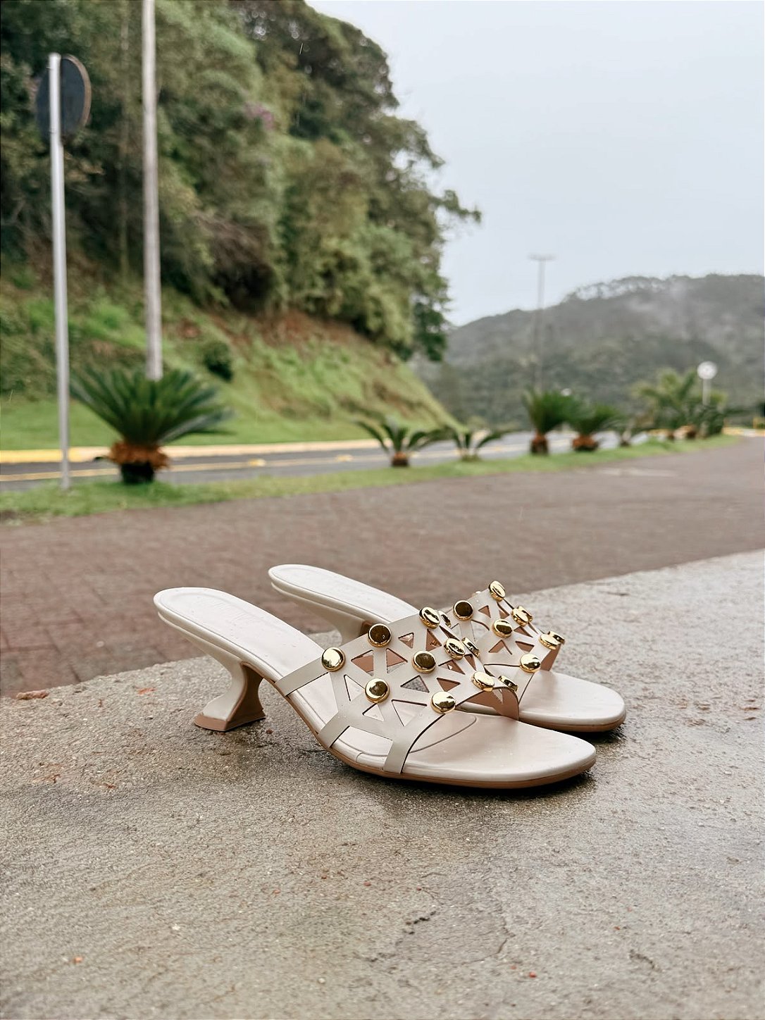Tamanco Feminino Lia Off White em uso