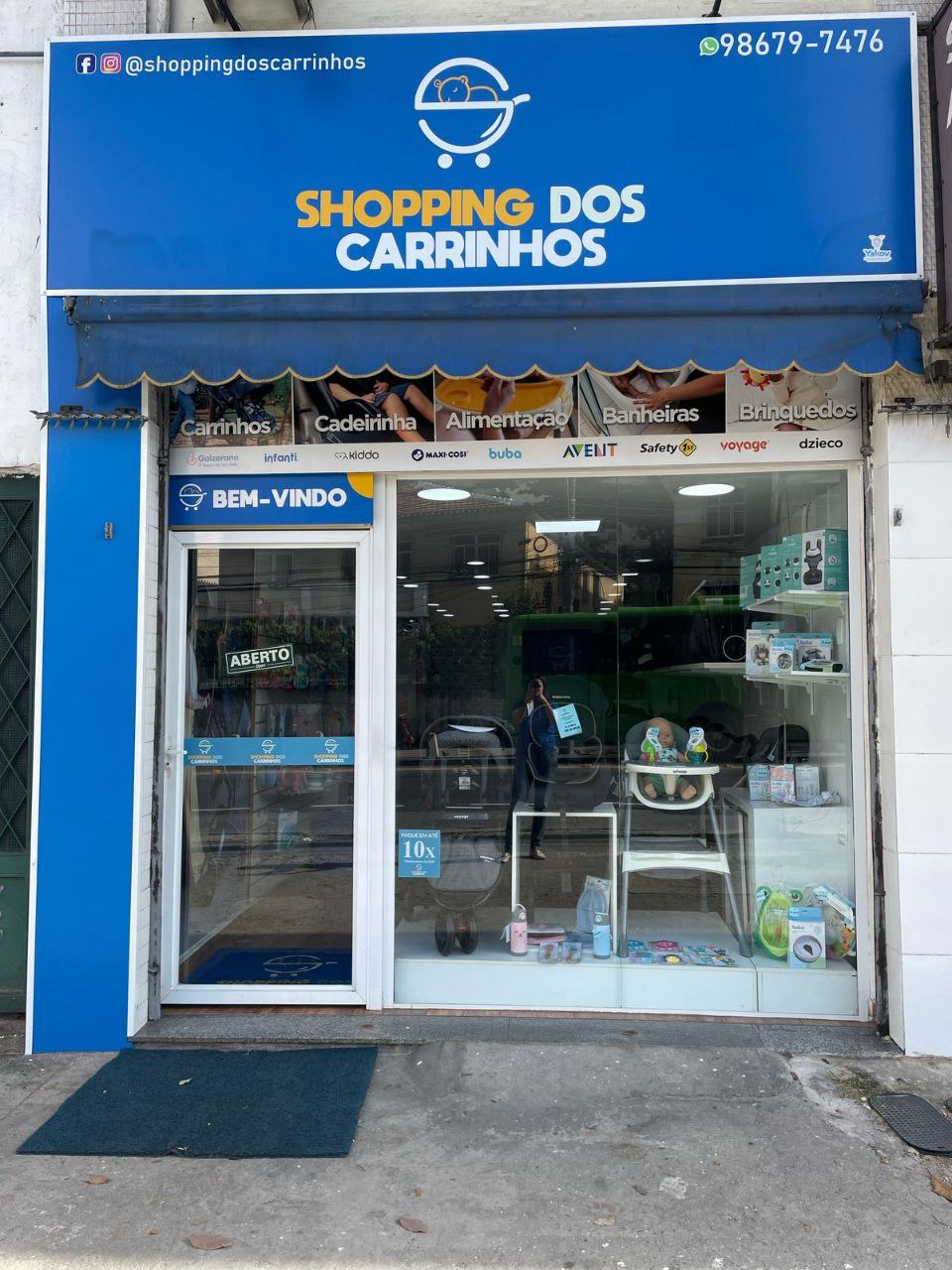 Equipe do Shopping dos Carrinhos atendendo clientes