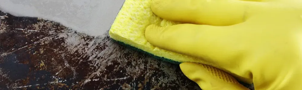 Qual é a melhor maneira de limpar e conservar assadeiras e formas?