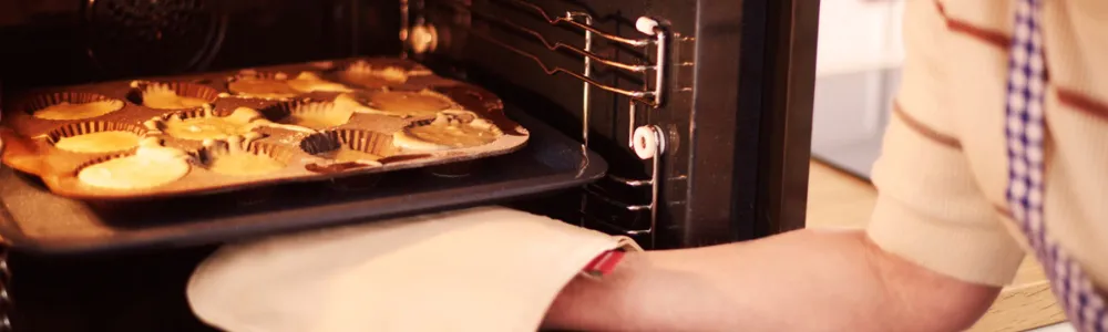 Qual é a temperatura ideal para assar diferentes tipos de pães e bolos?