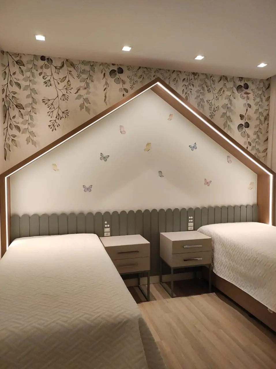 Instalação de papel de parede personalizado em ambiente interno