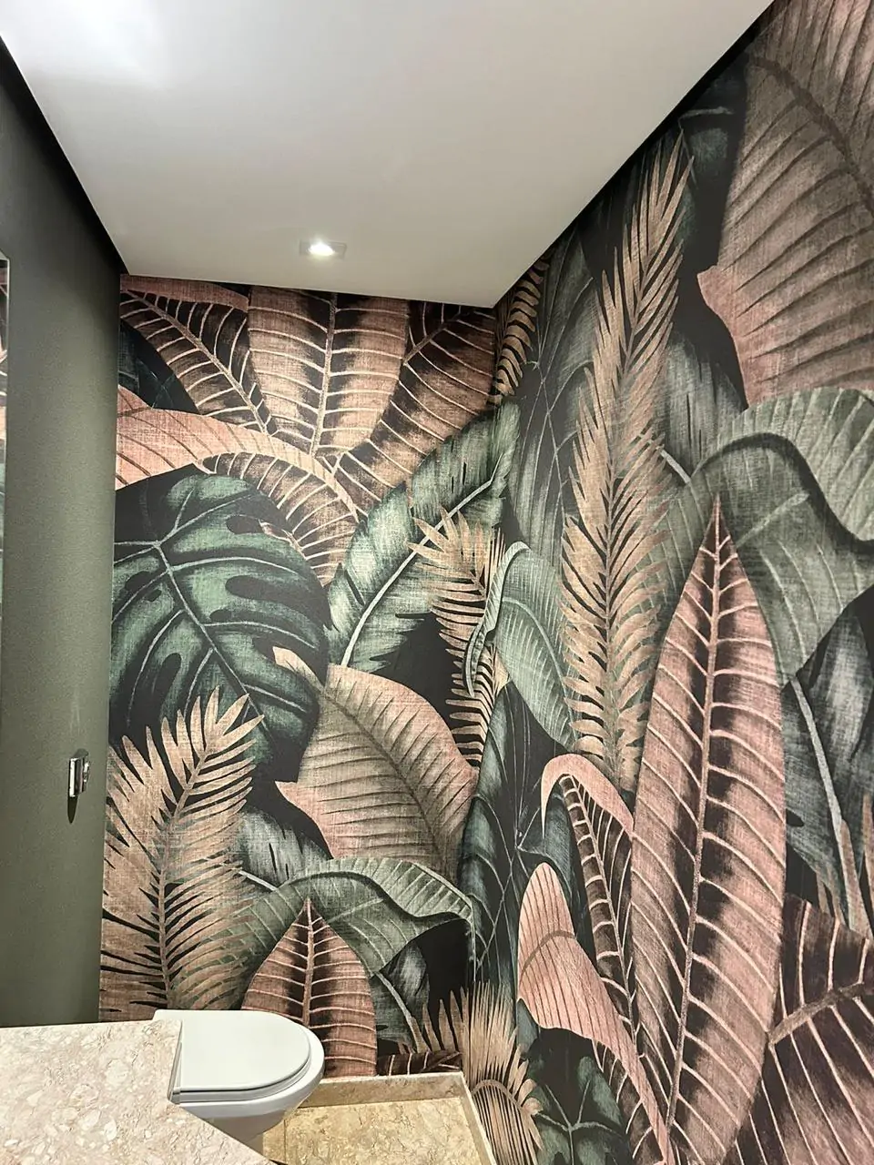 Ambiente decorado com papel de parede personalizado