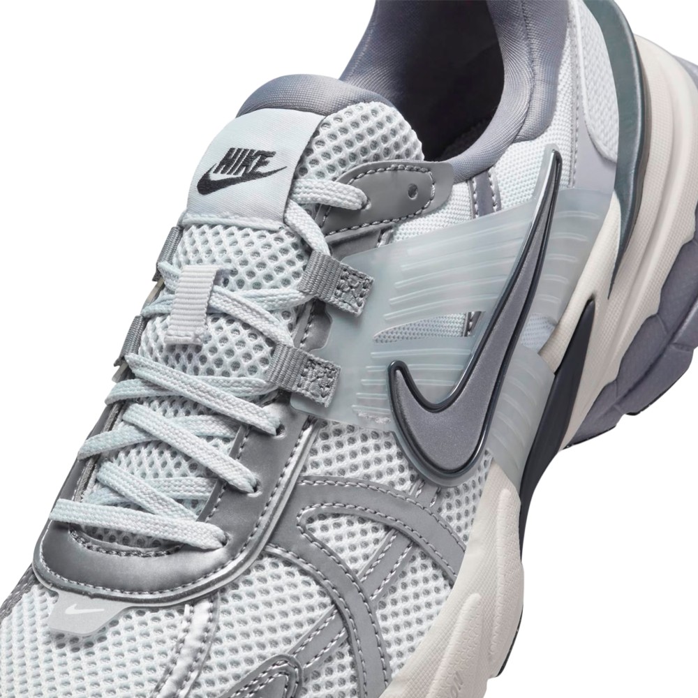 Tênis Nike V2K Run Cinza/Prata - West + | A loja que renova seu