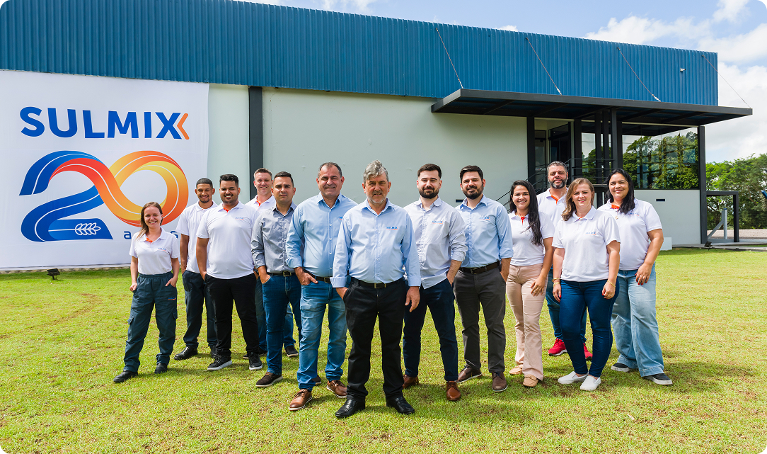 Grupo de pessoas em frente a empresa sulmix