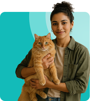 Mulher segurando um gato laranja nos braços