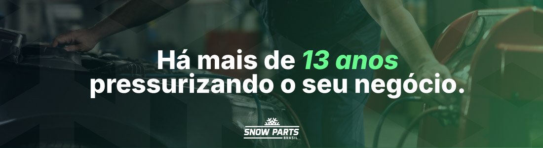 Imagem de um mecanico mexendo no ar condicionado do carro com a frase "há mais de 13 anos pressurizando o seu negócio"  em cima."