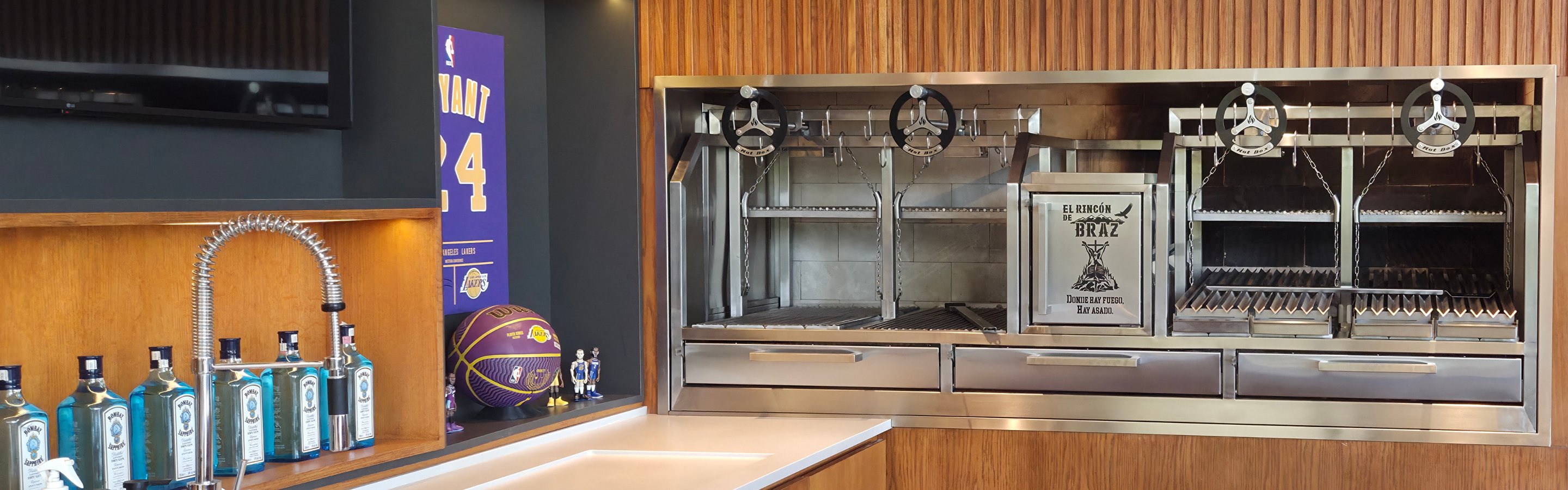 Parrilla HotBox profissional em inox instalada em cozinha de restaurante
