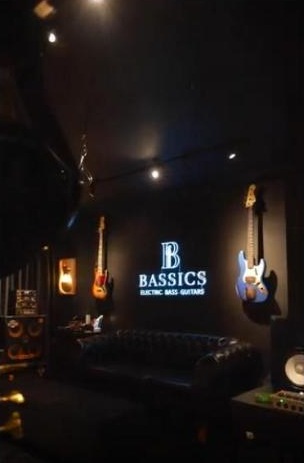 Parede de baixos no showroom da Bassics