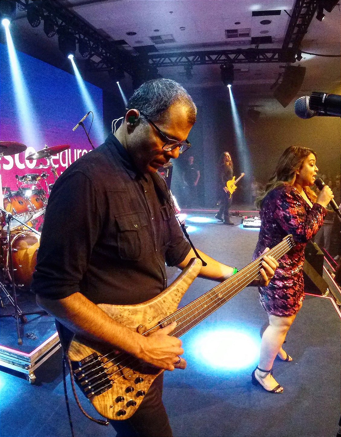 Fabio Lessa tocando baixo ao vivo em um palco