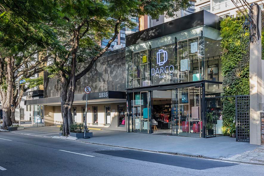 Fachada da loja Darco em Moema São Paulo especializada em malas de viagem mochilas para notebook bolsas e acessórios de couro com design moderno e vitrine ampla
