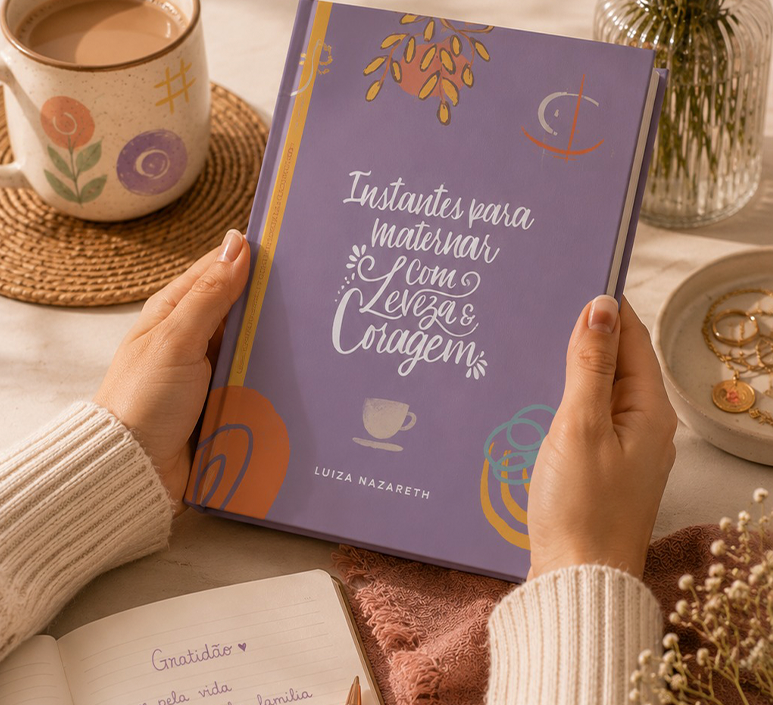 Livro Instantes para maternar nas mãos
