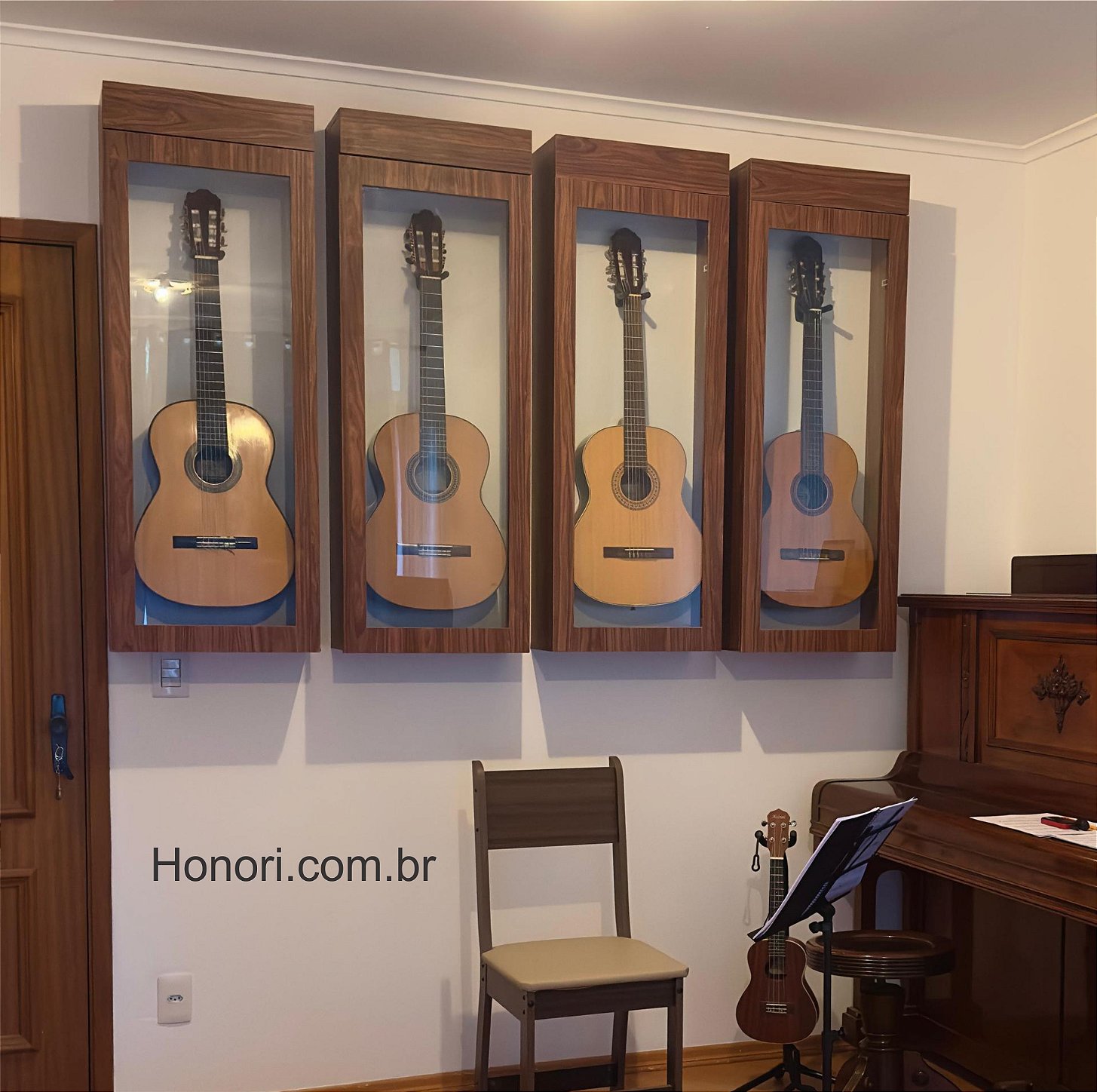 suporte de parede case expositor para violão e guitarra colecionador hard case com vidro e iluminação led em madeira mdf sob medida planejado marcenaria honori