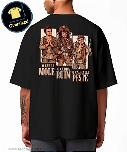 Camiseta Oversized Três Cabras em Conflito