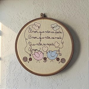 Quadro Decorativo Bordado - Amor, Pássaros, Corações e Borboletas - 16cm de diâmetro
