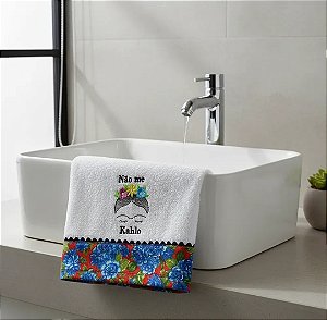 Toalha de Lavabo Bordada Frida Kahlo com Sianinha e Barrado Floral