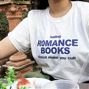 Camiseta | Hating Romance Books doesnt Make you Cult