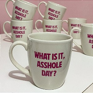 Caneca | What is it, asshole day? (10 Coisas Que Eu Odeio em Você)
