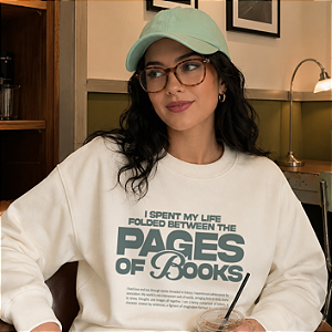 Moletom | I spent my life folded between the pages of books (Estilhaça-me)