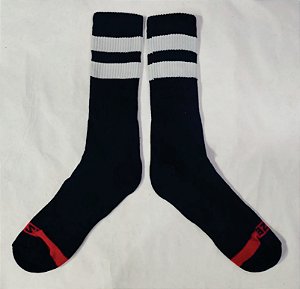 Meia preta com listra branca