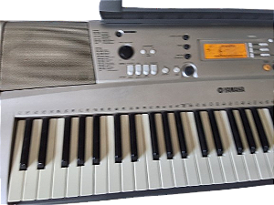 Teclado Yamaha PSR-E313 Usado em Ótimo