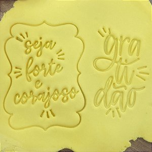 Kit 2 Cortadores Placa Gratidão Seja Forte Corajoso