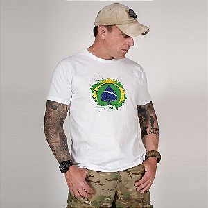 Camisa de Algodão Estonada Branca Logo Brasil Fundo Verde