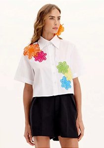 CAMISA TRICOLINE COM APLICAÇÃO