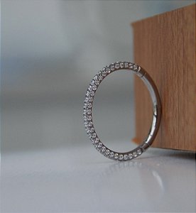 Argola segmentada 3 faces de zirconias titânio