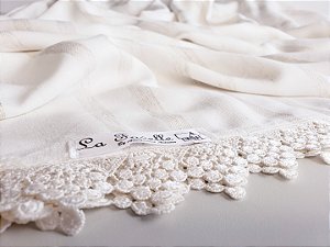 Toalha de linho com renda 180 x 140 cm.