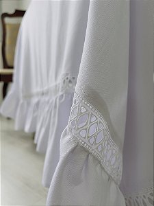 Toalha de mesa branca com babados