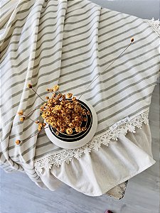 Toalha de mesa retangular com babado