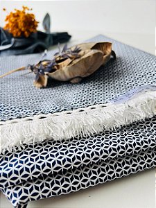 toalha de mesa retangular azul e branco