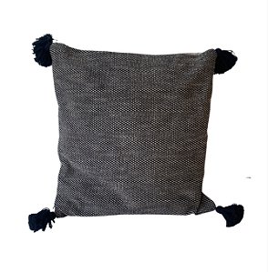 CAPA DE ALMOFADA MESCLADA PRETO E CRU C/ POMPOM 50CM X50CM