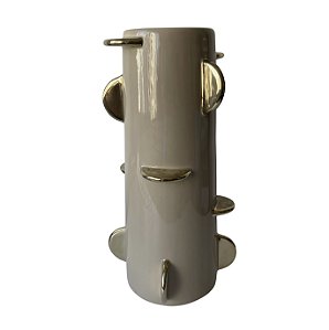 Vaso em cerâmica bege com detalhes em dourado