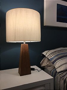 Luminária de mesa - pé em madeira