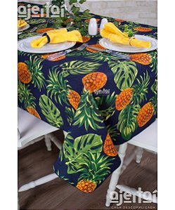 Toalha de Mesa em Jacquard Abacaxi Fundo Azul Marinho Tropical