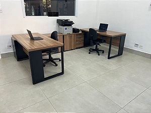 MESA DINÂMICA GEBB WORK COM ARMÁRIO LATERAL PORTA DE CORRER E CAIXA DE TOMADAS – PÉ QUADRO