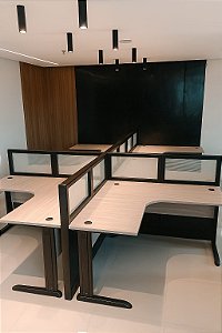 Estação Modular Linha Quadratto + Mesa em L Formato Delta
