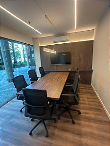 Sala Reunião - ​​​​​​​Mesa de reunião com painel sob medida