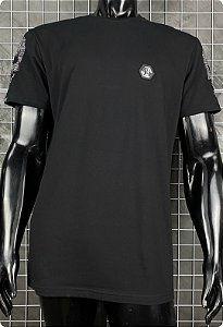 Camiseta masculina premium preta caveira nos braços prateada