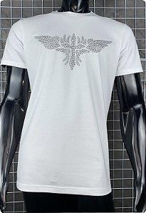 Camiseta masculina premium branca cruz c/ asas prateada