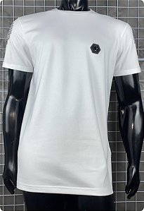 Camiseta masculina premium branca caveira nos braços preta