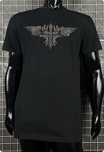 Camiseta masculina premium preta cruz c/ asas prateada