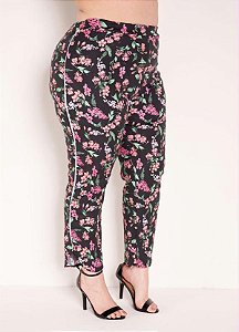 Calça Floral Preta Cropped Com Fendas Plus Size