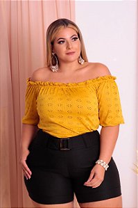 Conjunto Plus short preto com cinto e blusa ciganinha amarela