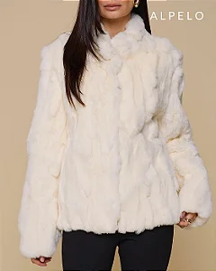 Casaco de Pele Natural com Fechamento em grampos